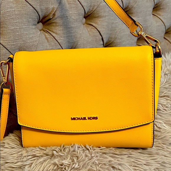 Michael Kors Vibrant Yellow Crossbody Bag
Used twice looks brand NEW - Picture 1 of 7